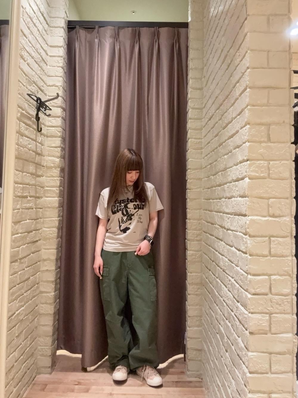 「Tシャツ、カーゴパンツ、ヒステリックグラマー、HYSTERIC GLAMOUR」｜「HYSTERIC GLAMOURのLOVE MY WAY Tシャツ（Tシャツ/カットソー、ベージュ系）」を使った、ヵさん（レディース・155cm）の夏コーディネートの1枚目の写真