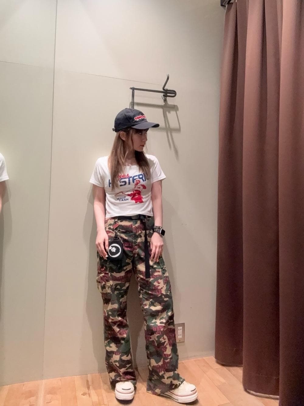 「パンツ、キャップ、Tシャツ、ヒステリックグラマー、HYSTERIC GLAMOUR」｜「HYSTERIC GLAMOURのWHIP LASH ショート丈Tシャツ（Tシャツ/カットソー、ホワイト系）」を使った、ヵさん（レディース・155cm）の夏コーディネートの1枚目の写真