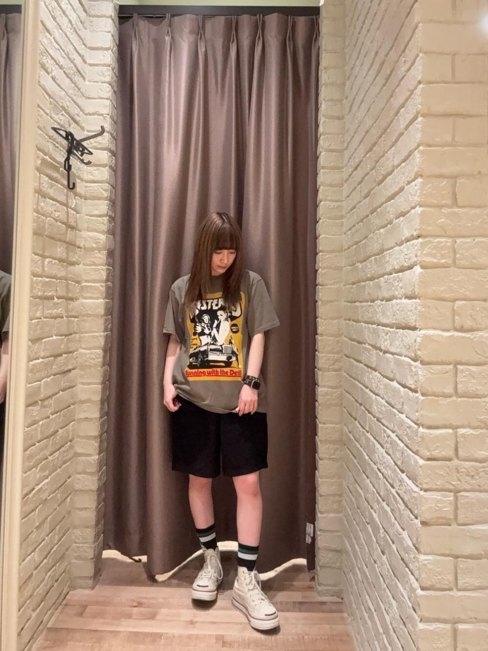 「パンツ、Tシャツ、ヒステリックグラマー、HYSTERIC GLAMOUR」｜「HYSTERIC GLAMOURのHYSTERIC MOVIE Tシャツ（Tシャツ/カットソー、グリーン系）」を使った、ヵさん（レディース・155cm）の夏コーディネートの1枚目の写真