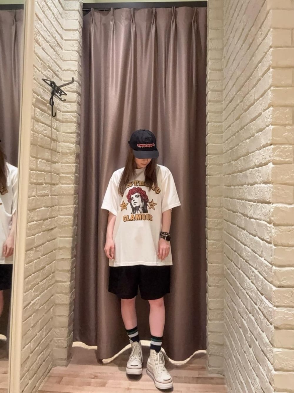 「パンツ、キャップ、Tシャツ、ハーフパンツ、ヒステリックグラマー、HYSTERIC GLAMOUR」｜「HYSTERIC GLAMOURのGRATEFUL HYS Tシャツ（Tシャツ/カットソー、ホワイト系）」を使った、ヵさん（レディース・155cm）の夏コーディネートの1枚目の写真