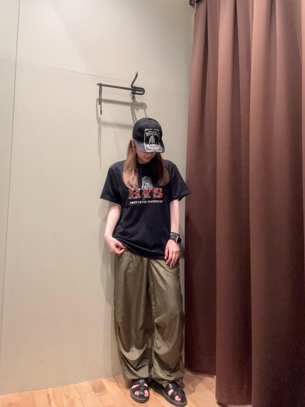 「パンツ、キャップ、Tシャツ、ヒステリックグラマー、HYSTERIC GLAMOUR」｜「HYSTERIC GLAMOURのHYS WHISKY刺繍 キャップ（キャップ、ブラック系）」を使った、ヵさん（レディース・155cm）の夏コーディネートの1枚目の写真