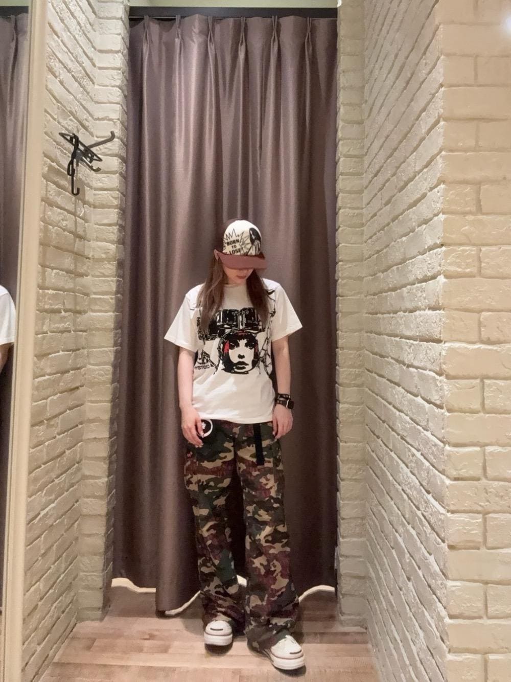 「キャップ、Tシャツ、ヒステリックグラマー、HYSTERIC GLAMOUR」｜「HYSTERIC GLAMOURのBORN TO LOSE メッシュキャップ（キャップ、ブラウン系）」を使った、ヵさん（レディース・155cm）の夏コーディネートの1枚目の写真