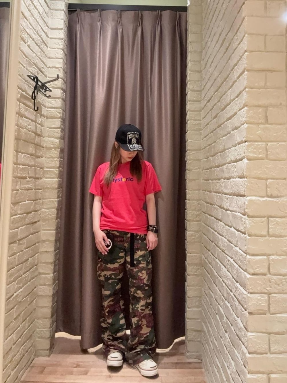 「キャップ、Tシャツ、バックプリント、ヒステリックグラマー、HYSTERIC GLAMOUR」｜「HYSTERIC GLAMOURのHYS WHISKY刺繍 キャップ（キャップ、ブラック系）」を使った、ヵさん（レディース・155cm）の夏コーディネートの1枚目の写真