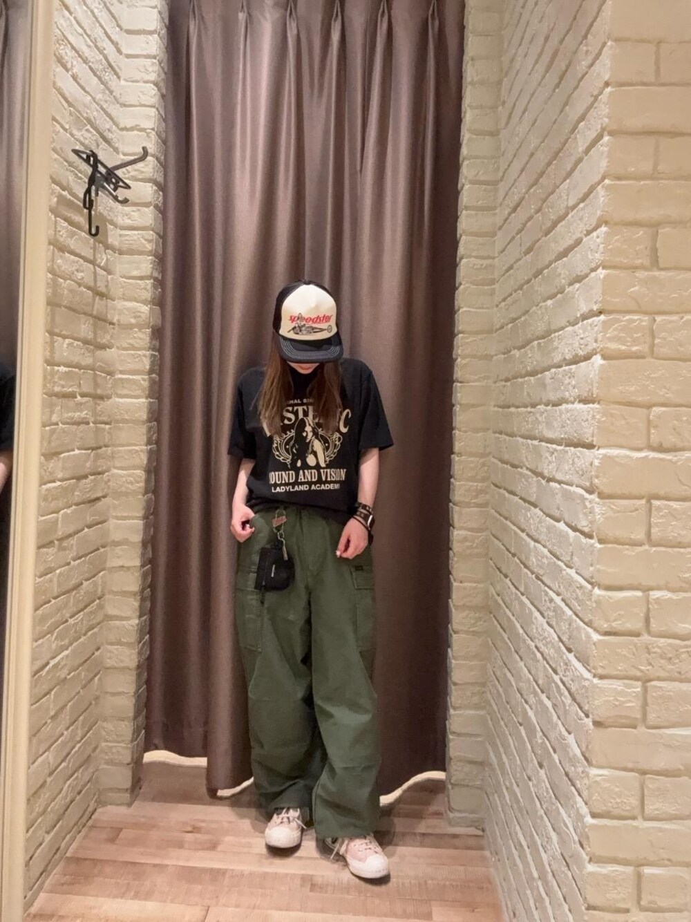 グリーン系のカーゴパンツ、ブラック系のTシャツ/カットソー、ブラック系のキャップを着用したレディースの夏コーディネートの1枚目の写真