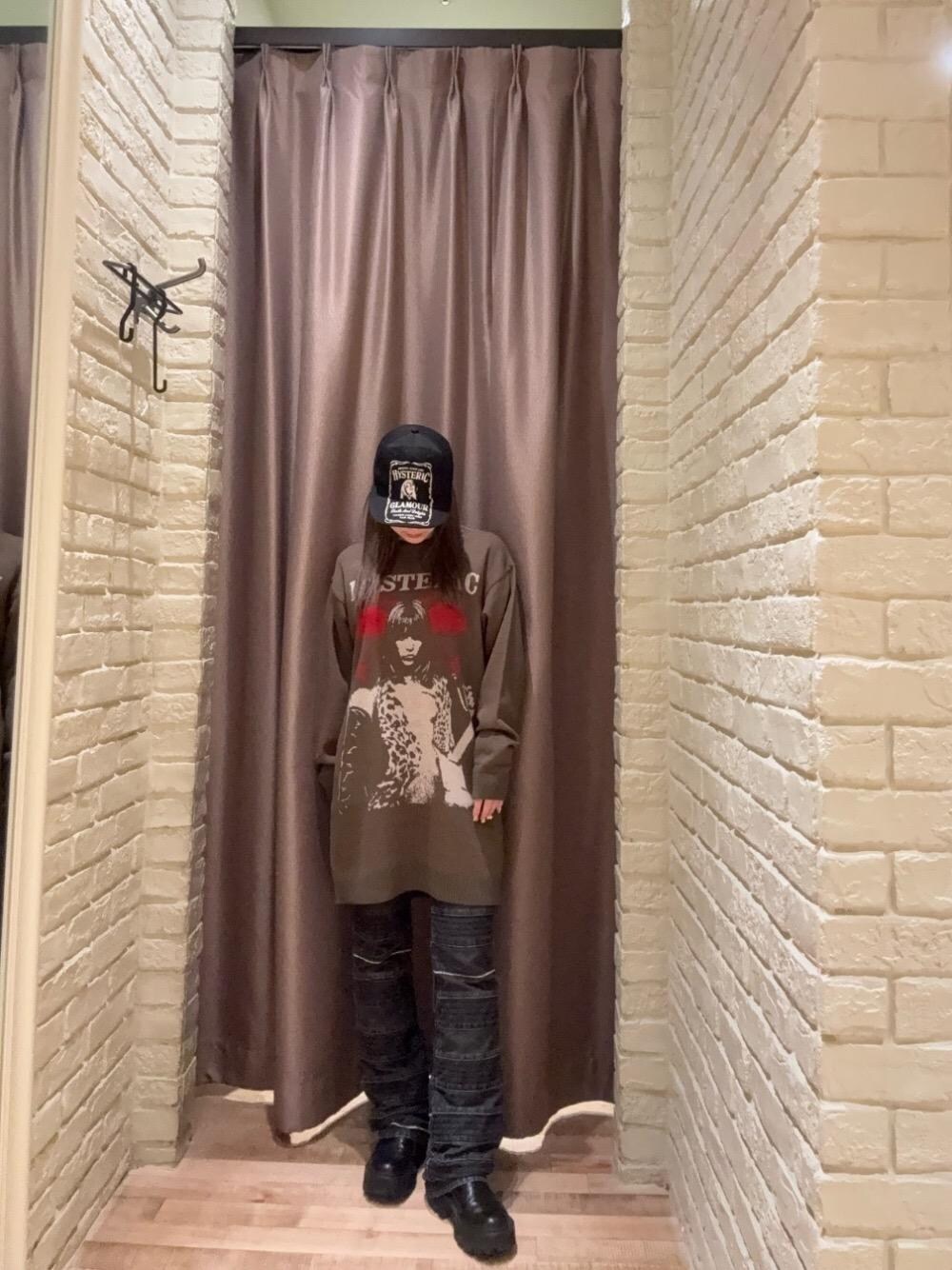 ブラック系のデニムパンツ、グリーン系のワンピースを着用したレディースの秋コーディネートの1枚目の写真