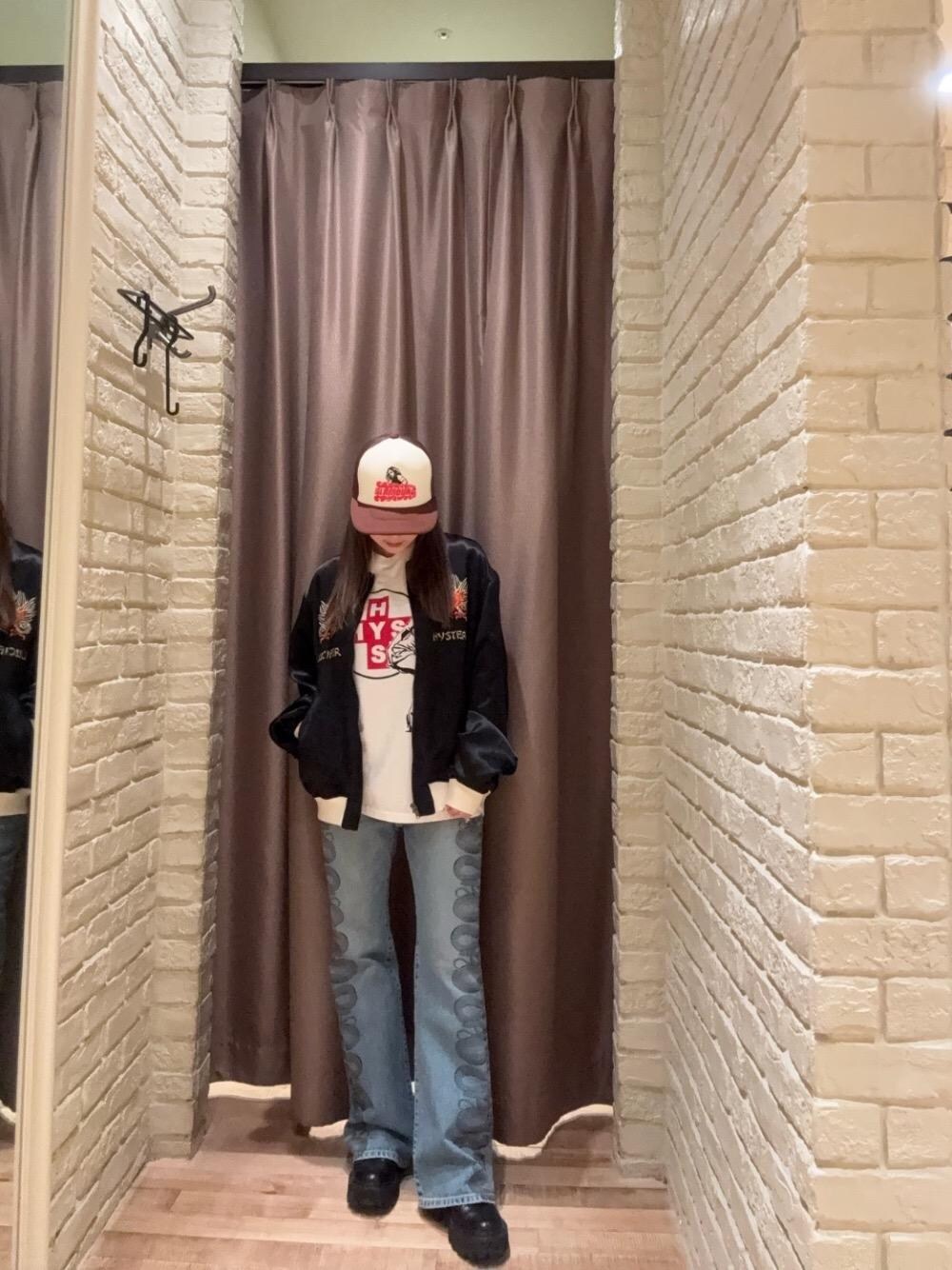 ブルー系のデニムパンツ、ホワイト系のTシャツ/カットソー、ブラック系のブルゾンを着用したレディースの秋コーディネートの1枚目の写真