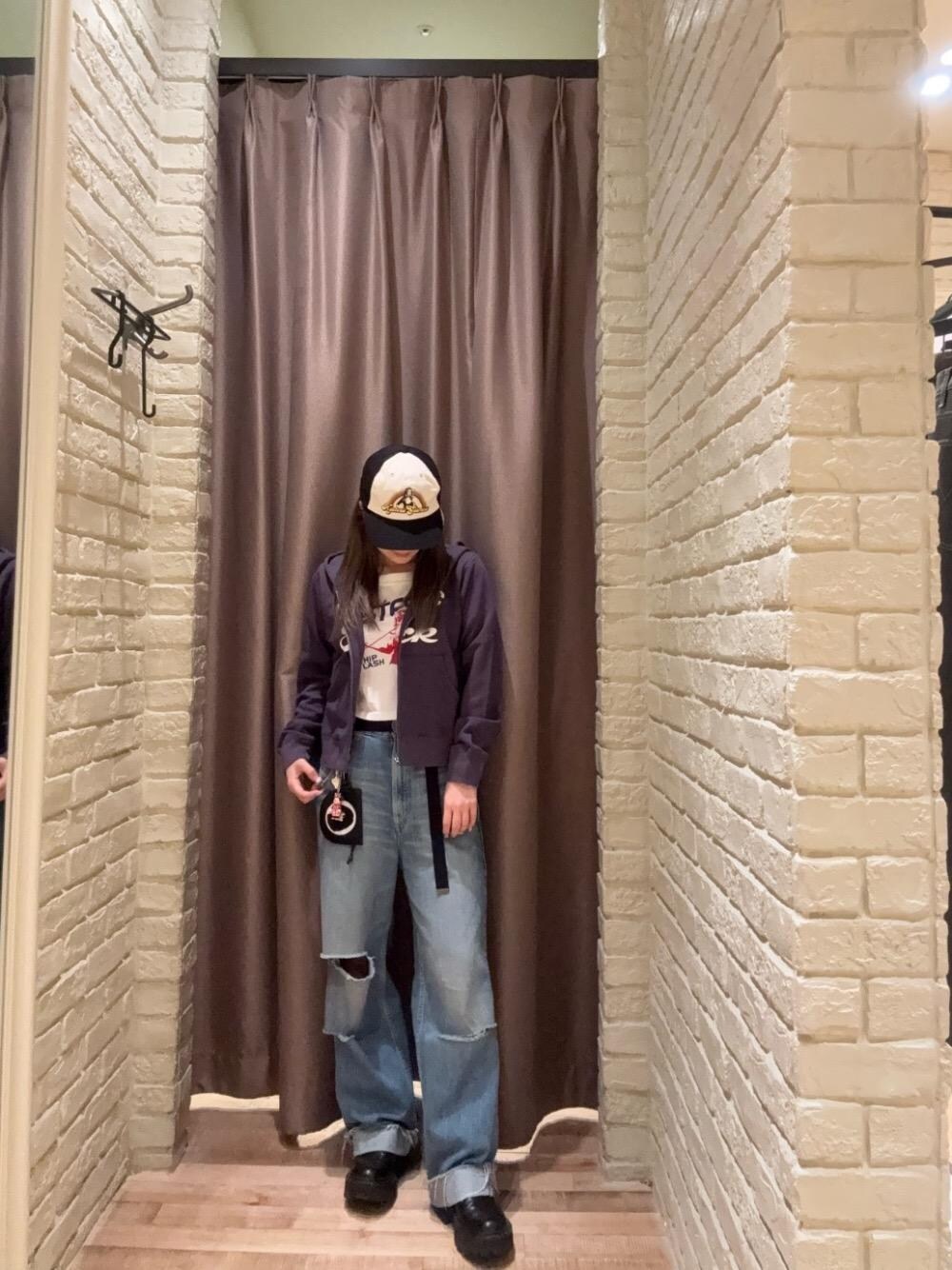 ホワイト系のTシャツ/カットソー、パープル系のパーカー、ブラック系のキャップを着用したレディースの秋コーディネートの1枚目の写真