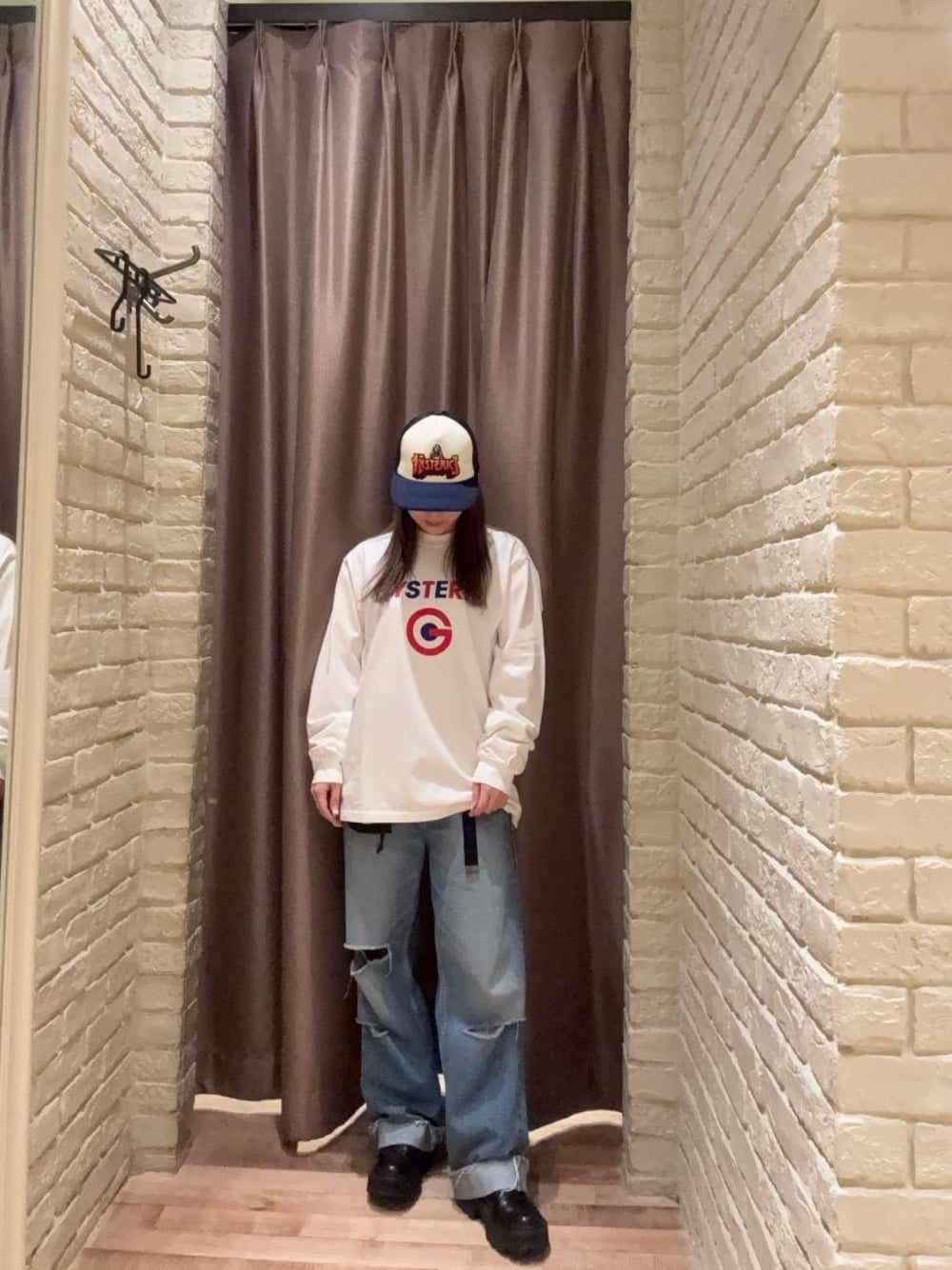 ブルー系のデニムパンツ、ホワイト系のTシャツ/カットソー、ブルー系のキャップを着用したレディースの秋コーディネートの1枚目の写真