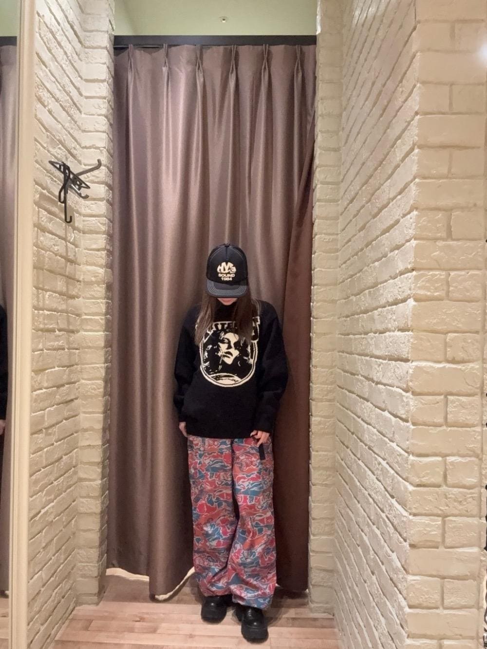 ブラック系のニット/セーター、その他のその他パンツ、ブラック系のキャップを着用したレディースの秋コーディネートの1枚目の写真