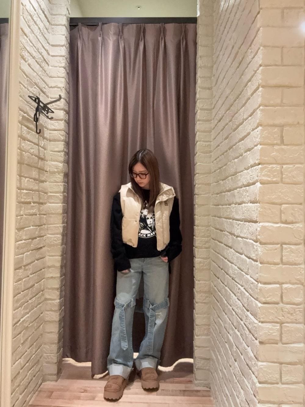 ブラック系のシャツ/ブラウス、ブルー系のデニムパンツ、ベージュ系のベストを着用したレディースの秋コーディネートの1枚目の写真