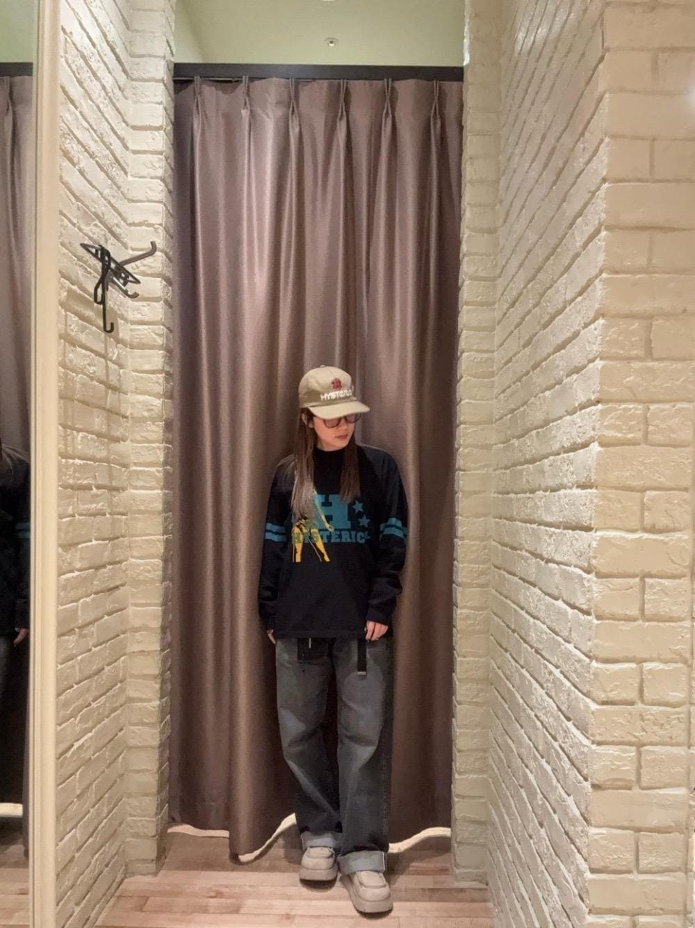 ブラック系のデニムパンツ、ブラック系のTシャツ/カットソーを着用したレディースの秋コーディネートの1枚目の写真