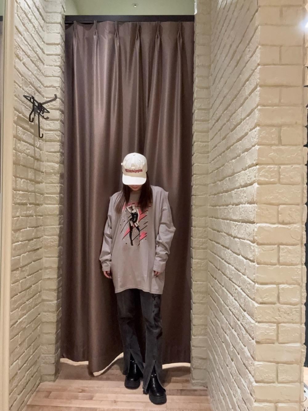 ブラック系のデニムパンツ、グレー系のTシャツ/カットソーを着用したレディースの秋コーディネートの1枚目の写真