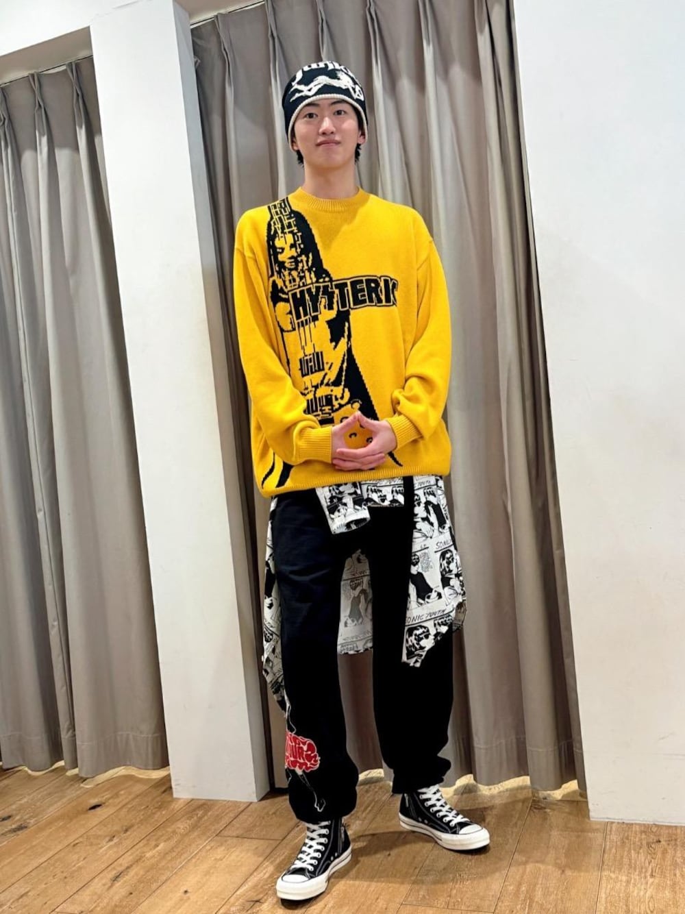 「スウェット、ストリート、冬コーデ、ヒステリックグラマー、秋コーデ、HYSTERIC GLAMOUR、シャツ 、ニット 」｜「HYSTERIC GLAMOURのHG BOX VIXEN GIRL スウェットパンツ（スウェットパンツ、ブラック系）」を使った、ta123456さん（メンズ・179cm）の冬コーディネートの1枚目の写真
