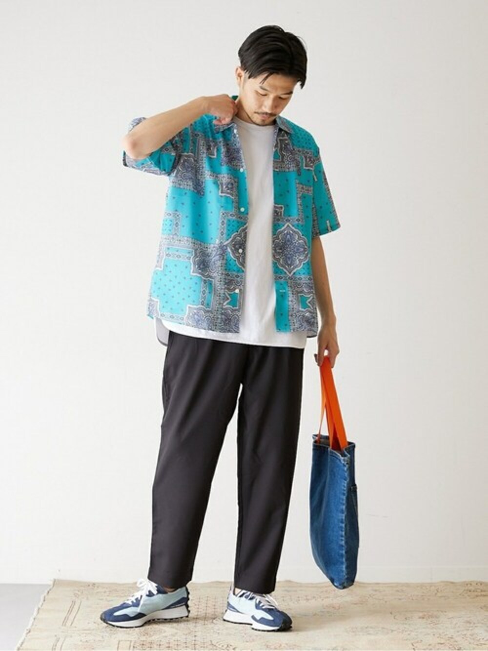 ブルー系のシャツ/ブラウス、ホワイト系のTシャツ/カットソー、ブルー系のスニーカーを着用したメンズの夏コーディネートの1枚目の写真