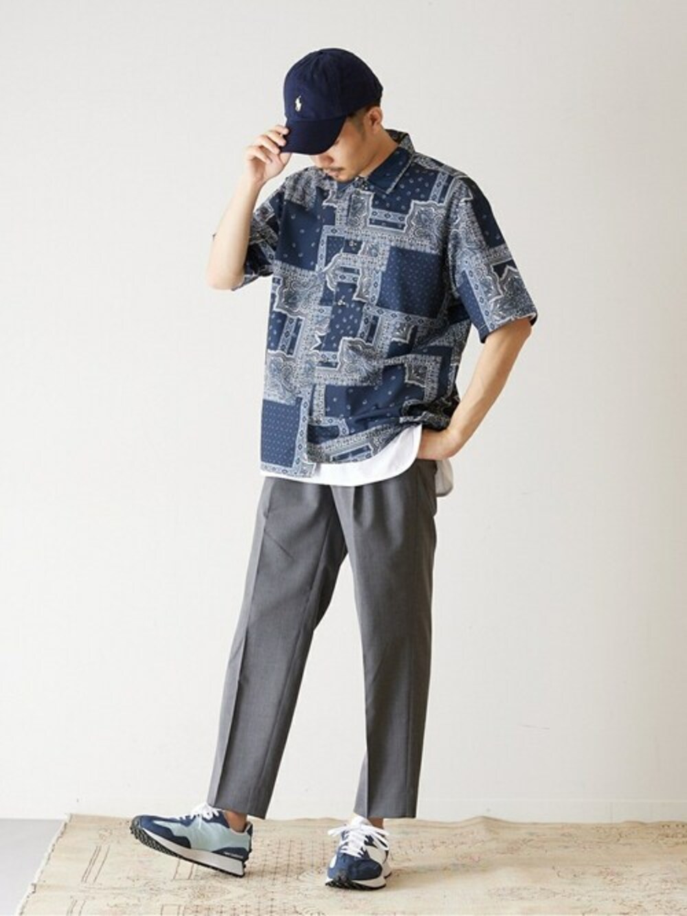 ブルー系のシャツ/ブラウス、ホワイト系のTシャツ/カットソー、グレー系のスラックスを着用したメンズの夏コーディネートの1枚目の写真