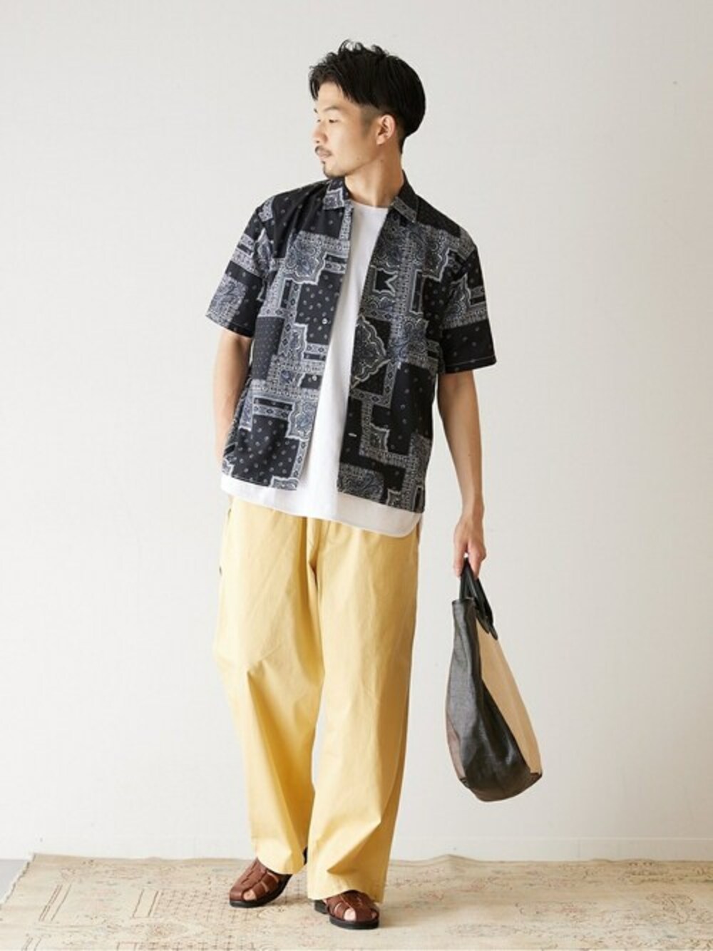 ブラック系のシャツ/ブラウス、イエロー系のカーゴパンツ、ホワイト系のTシャツ/カットソーを着用したメンズの夏コーディネートの1枚目の写真
