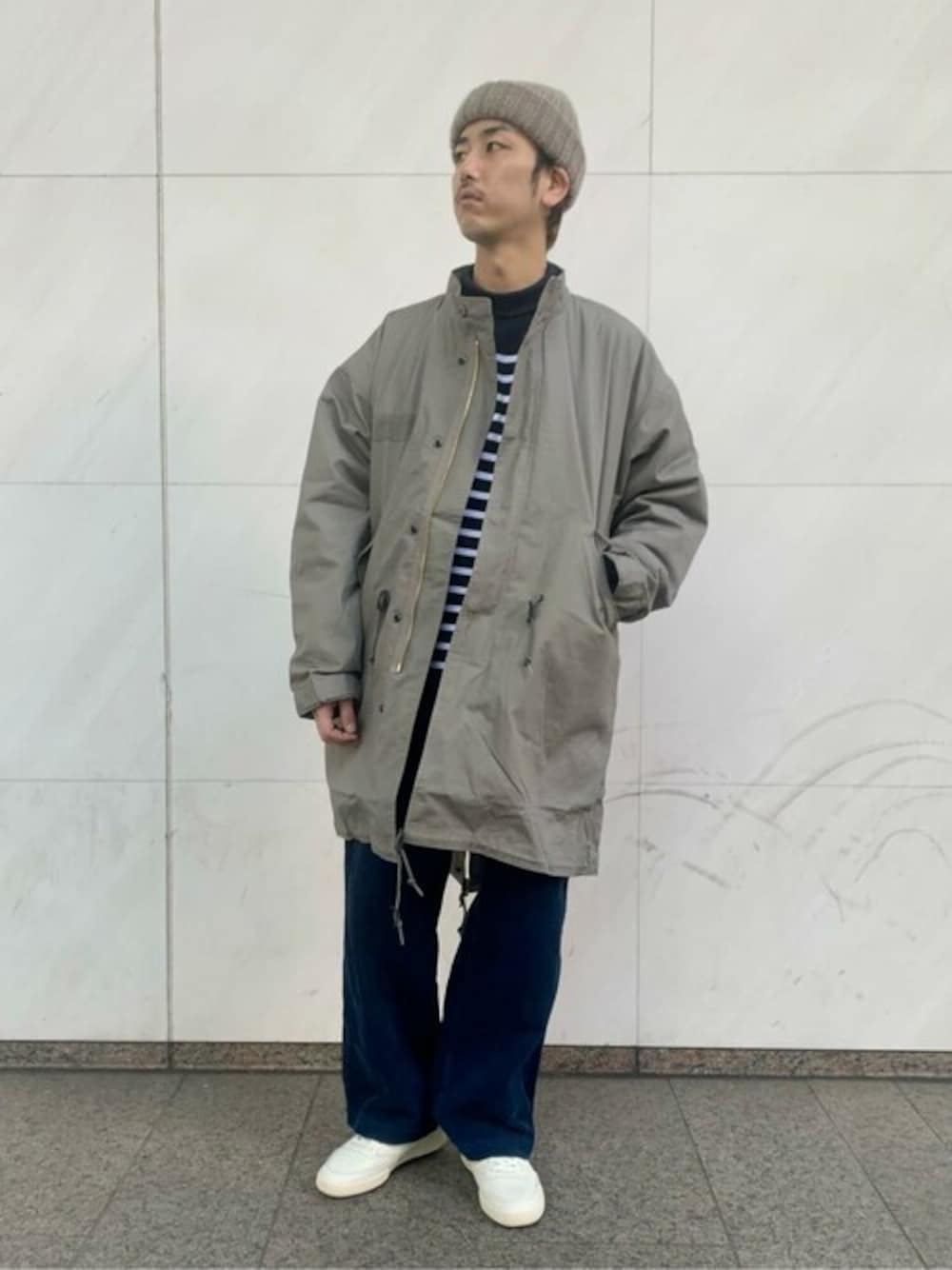 グレー系のモッズコート、ブルー系のTシャツ/カットソー、グリーン系のカーゴパンツを着用したメンズの秋コーディネートの1枚目の写真