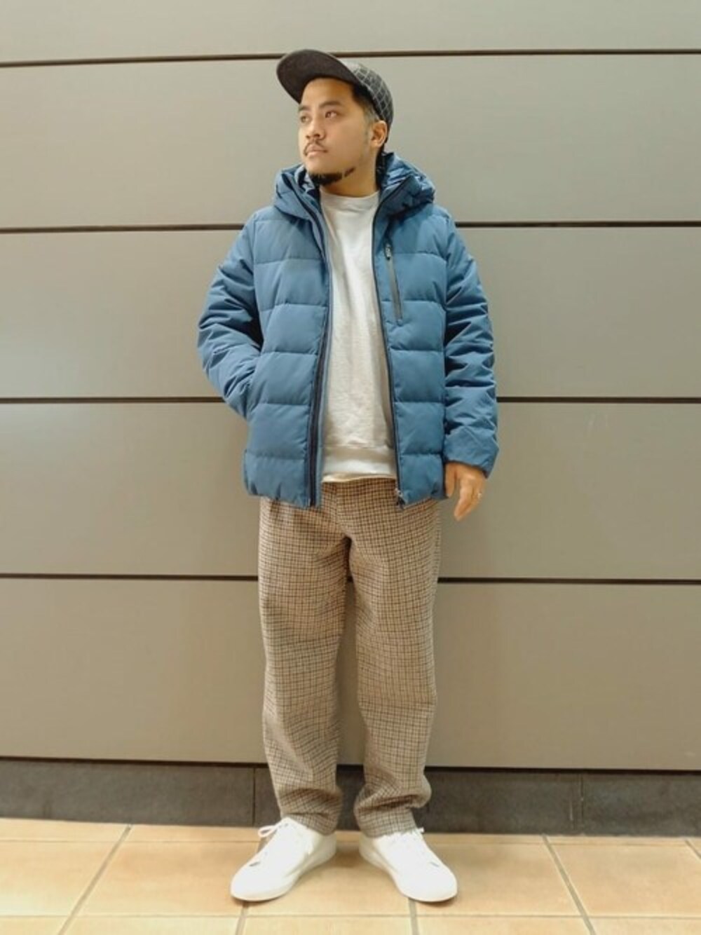 グリーン系のダウンジャケット/コート、その他のその他パンツ、ホワイト系のスニーカーを着用したメンズの秋コーディネートの1枚目の写真