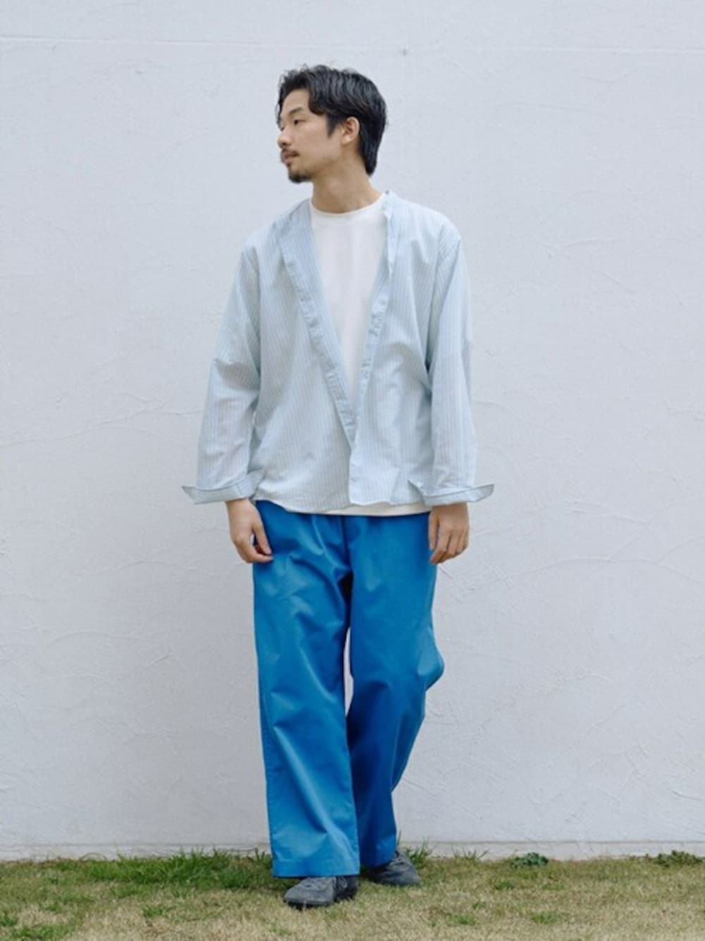 その他のシャツ/ブラウス、ホワイト系のTシャツ/カットソー、ブルー系のカーゴパンツを着用したメンズの春コーディネートの1枚目の写真