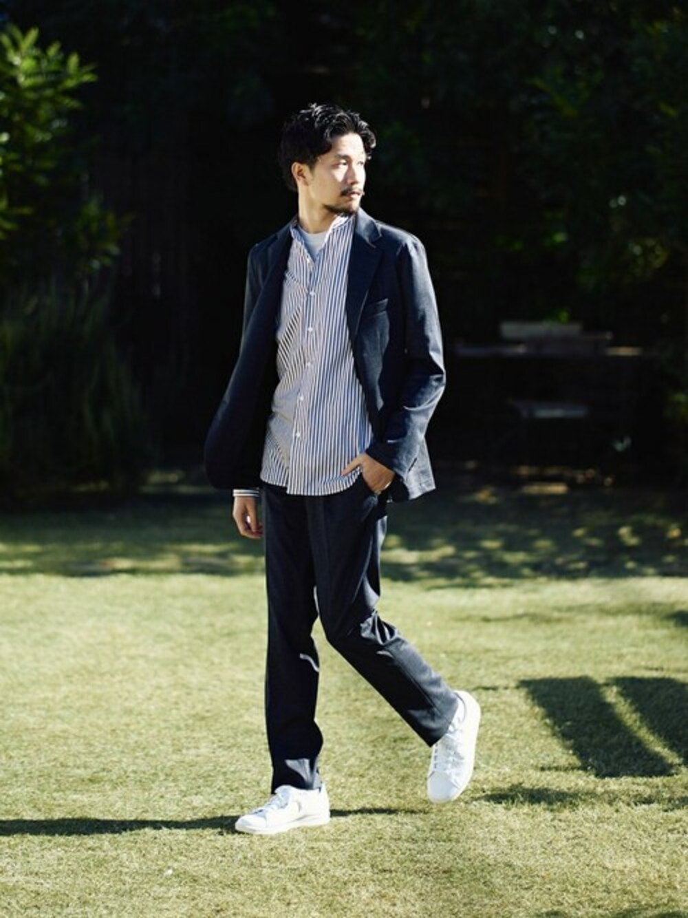 その他のテーラードジャケット、その他のスラックス、ホワイト系のスニーカーを着用したメンズの春コーディネートの1枚目の写真