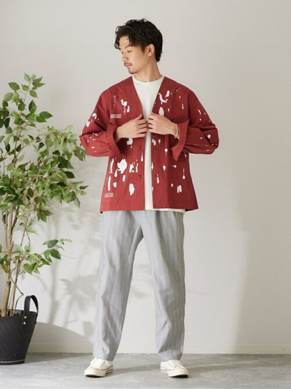 ブルー系のブルゾン、ホワイト系のTシャツ/カットソー、ホワイト系のスラックスを着用したメンズの春コーディネートの1枚目の写真