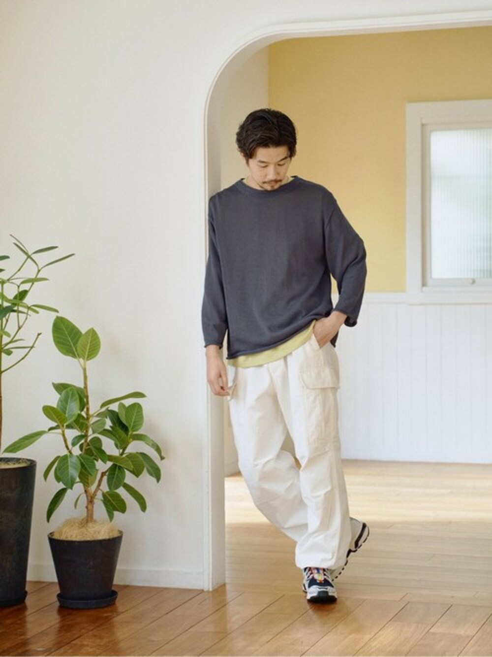 ブラック系のニット/セーターを着用したメンズの春コーディネートの1枚目の写真