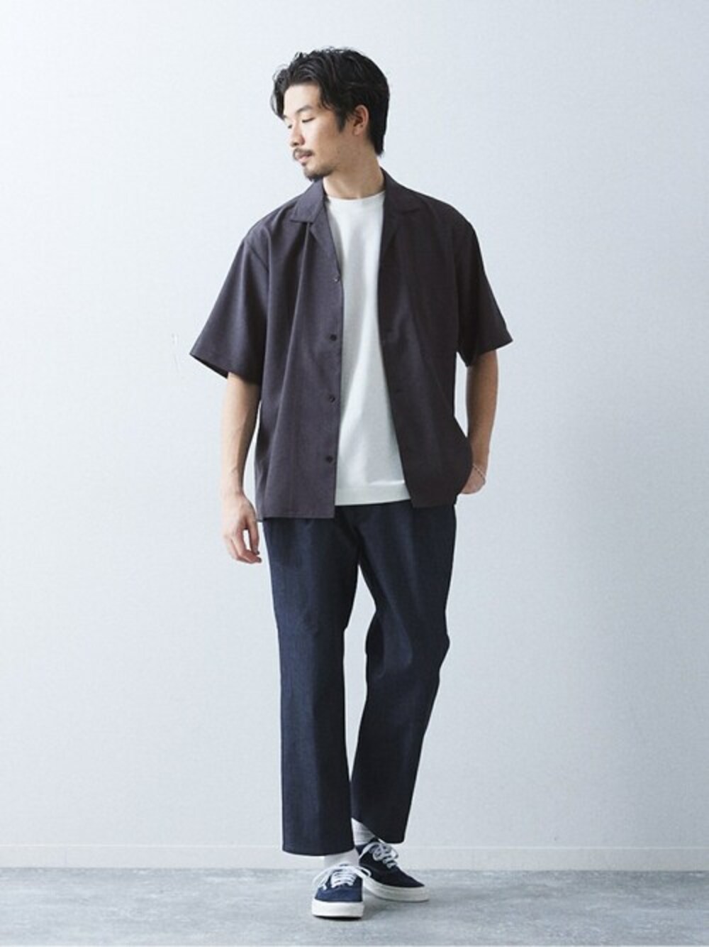 ブルー系のシャツ/ブラウスを着用したメンズの春コーディネートの1枚目の写真