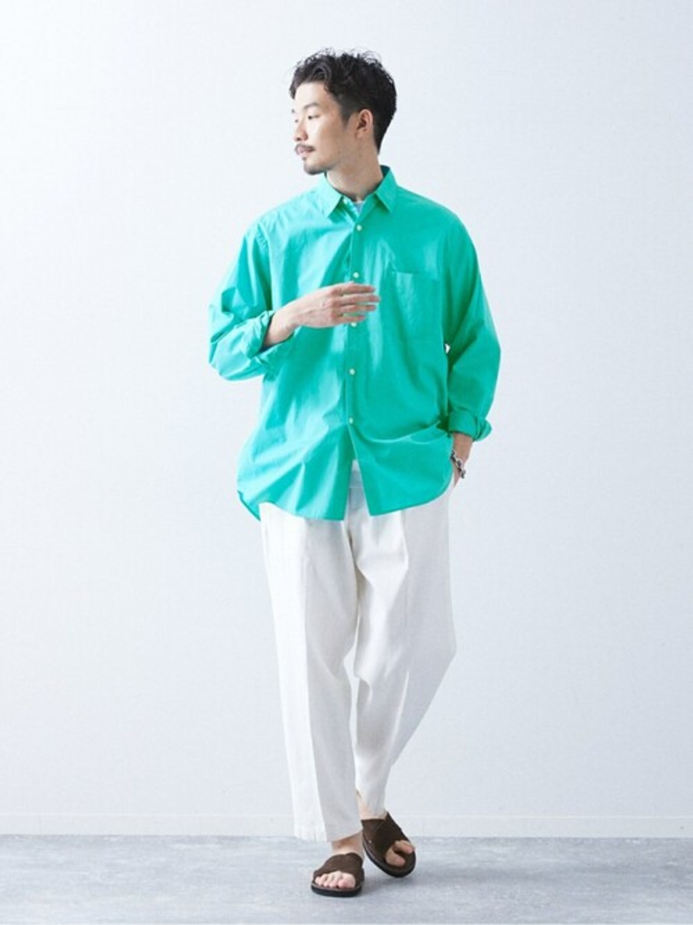 グリーン系のシャツ/ブラウスを着用したメンズの春コーディネートの1枚目の写真