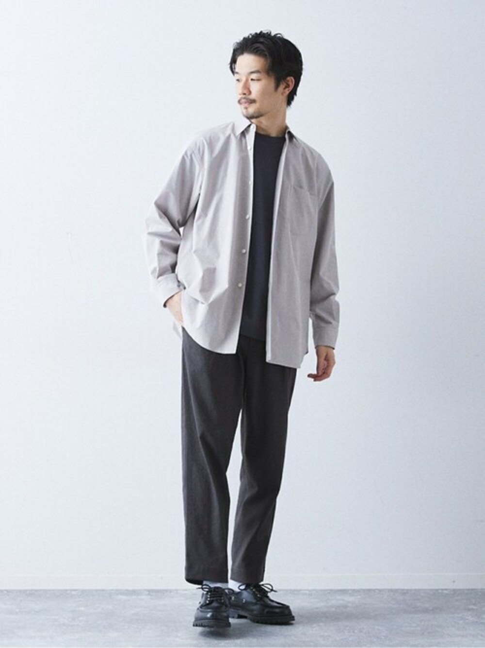 ベージュ系のシャツ/ブラウスを着用したメンズの春コーディネートの1枚目の写真