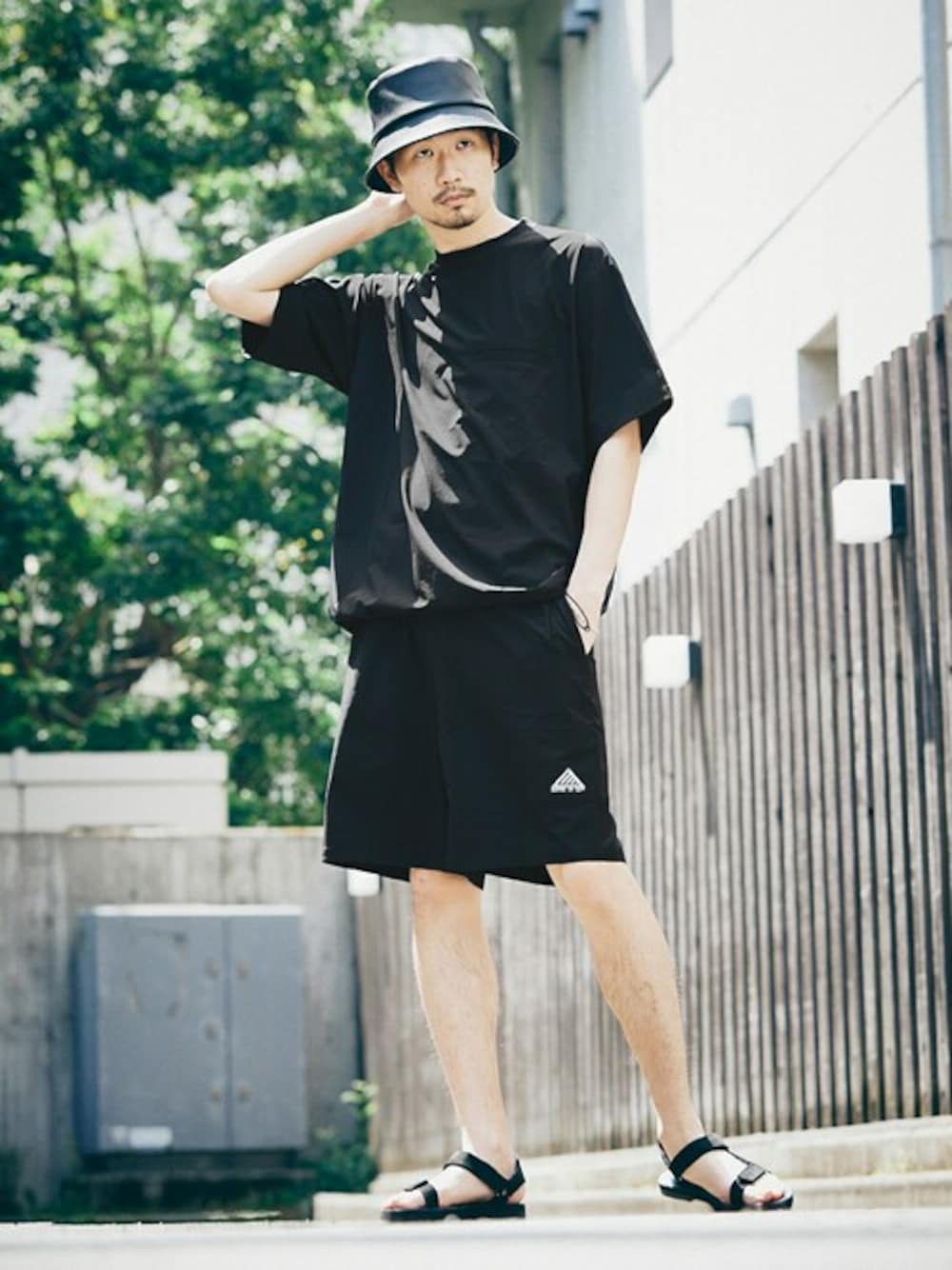 ブラック系のTシャツ/カットソー、ブラック系のカーゴパンツを着用したメンズの春コーディネートの1枚目の写真
