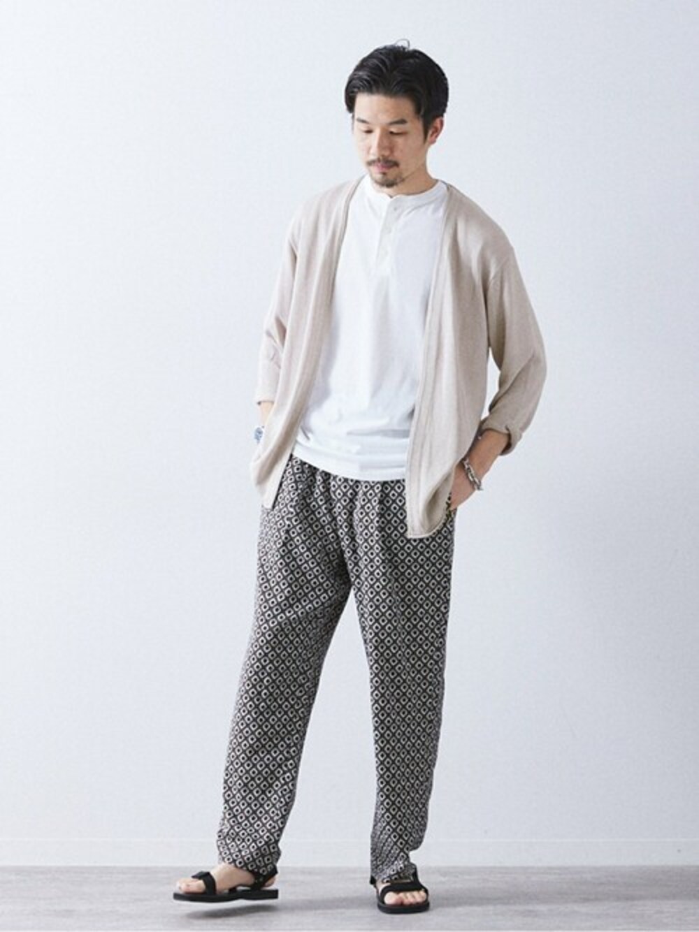 グレー系のカーディガン/ボレロを着用したメンズの春コーディネートの1枚目の写真