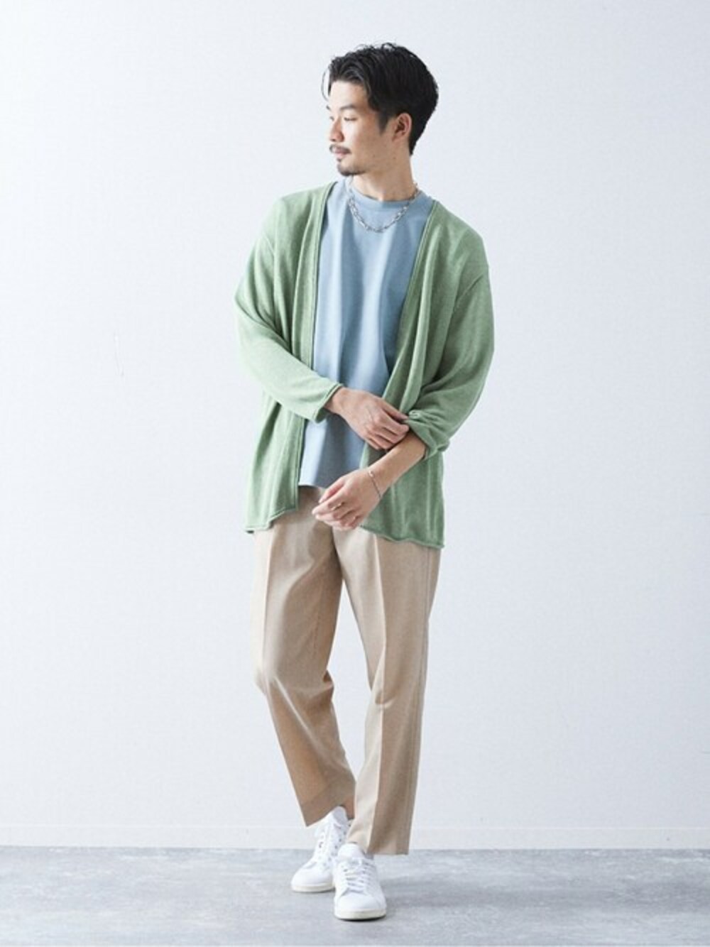 グリーン系のカーディガン/ボレロを着用したメンズの春コーディネートの1枚目の写真