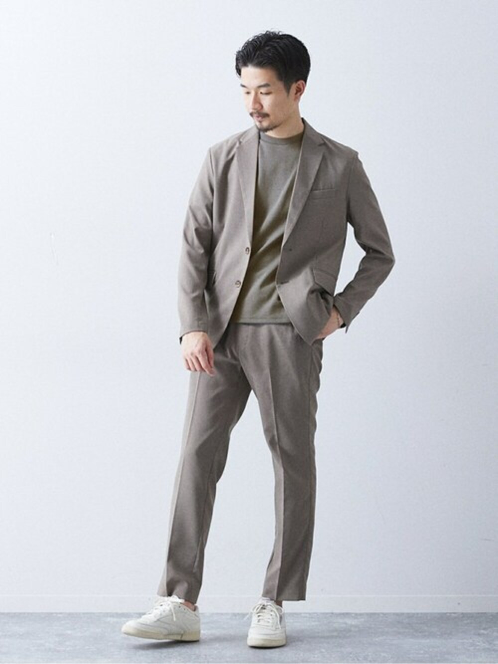 グレー系のTシャツ/カットソー、グレー系のセットアップを着用したメンズの春コーディネートの1枚目の写真