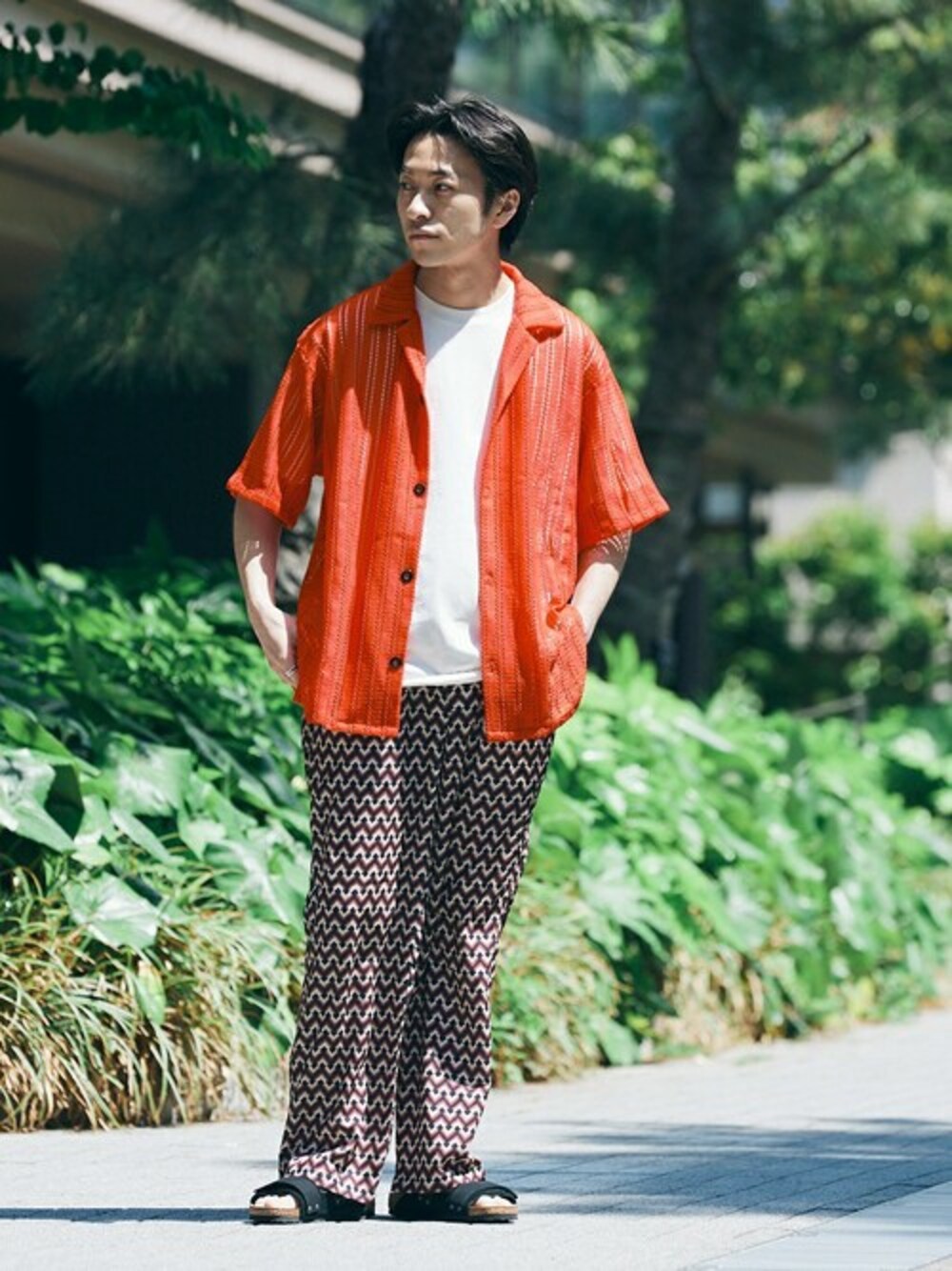 レッド系のシャツ/ブラウス、レッド系のその他パンツ、ブラック系のサンダルを着用したメンズの春コーディネートの1枚目の写真