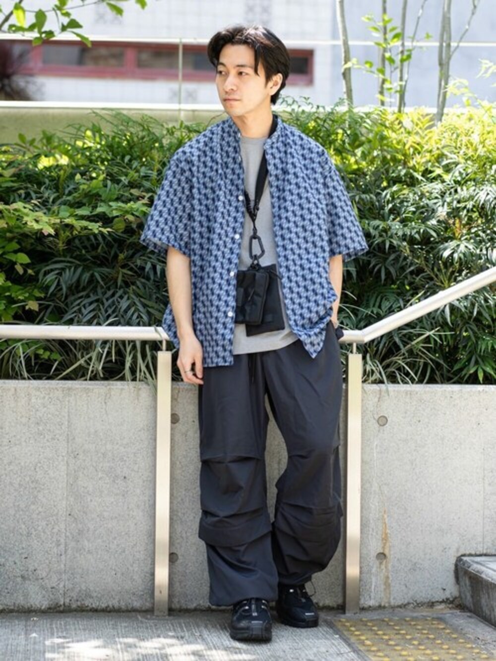 ブルー系のシャツ/ブラウス、グレー系のTシャツ/カットソー、ブラック系のショルダーバッグを着用したメンズの春コーディネートの1枚目の写真