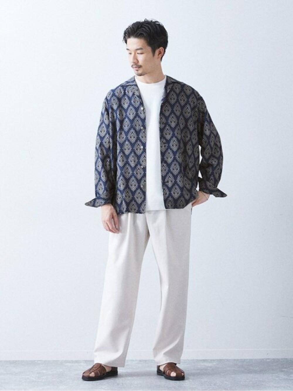 ブラウン系のサンダルを着用したメンズの夏コーディネートの1枚目の写真