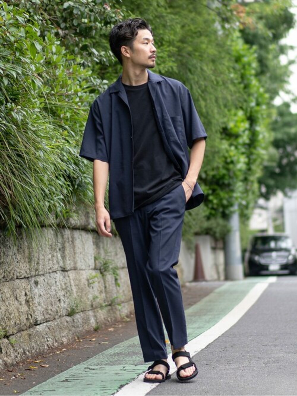 ブルー系のシャツ/ブラウス、ブラック系のTシャツ/カットソーを着用したメンズの夏コーディネートの1枚目の写真