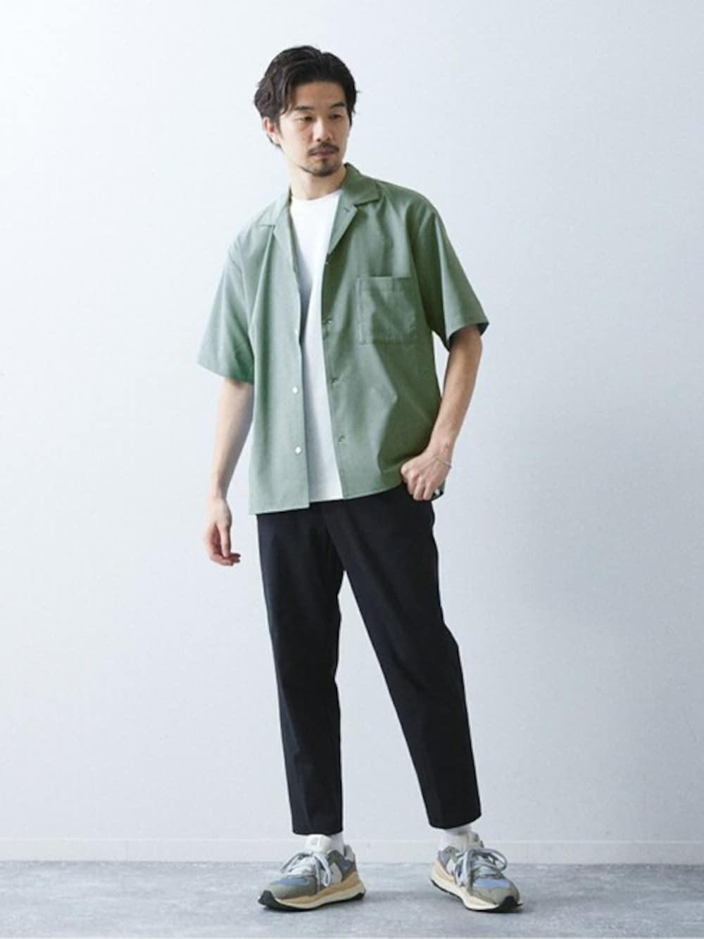 ホワイト系のTシャツ/カットソー、グリーン系のシャツ/ブラウスを着用したメンズの夏コーディネートの1枚目の写真