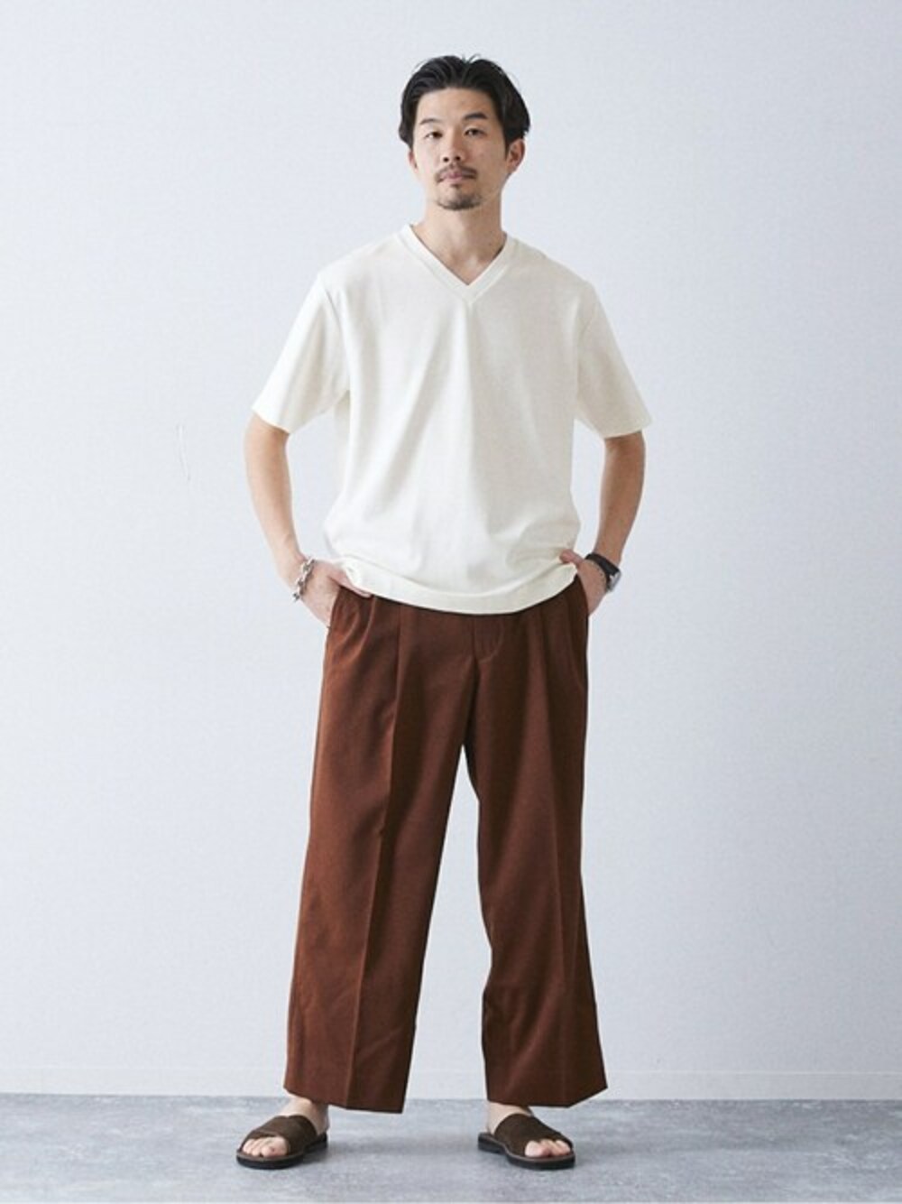 ホワイト系のTシャツ/カットソーを着用したメンズの夏コーディネートの1枚目の写真
