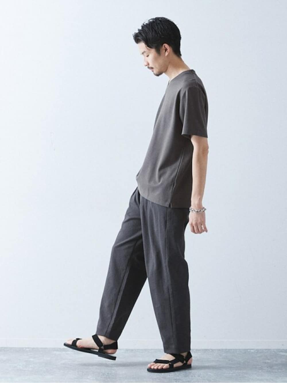 ブラック系のTシャツ/カットソーを着用したメンズの夏コーディネートの1枚目の写真