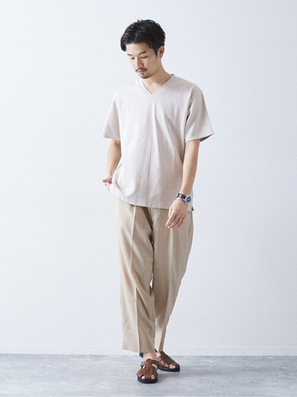 グレー系のTシャツ/カットソーを着用したメンズの夏コーディネートの1枚目の写真