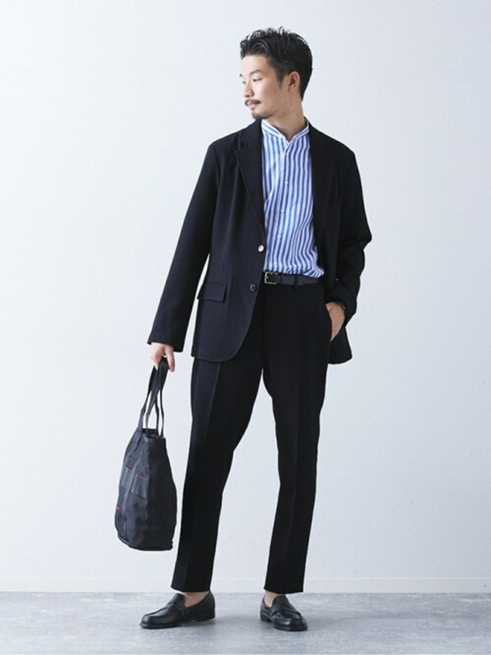 ブルー系のテーラードジャケット、ブルー系のスラックスを着用したメンズの夏コーディネートの1枚目の写真