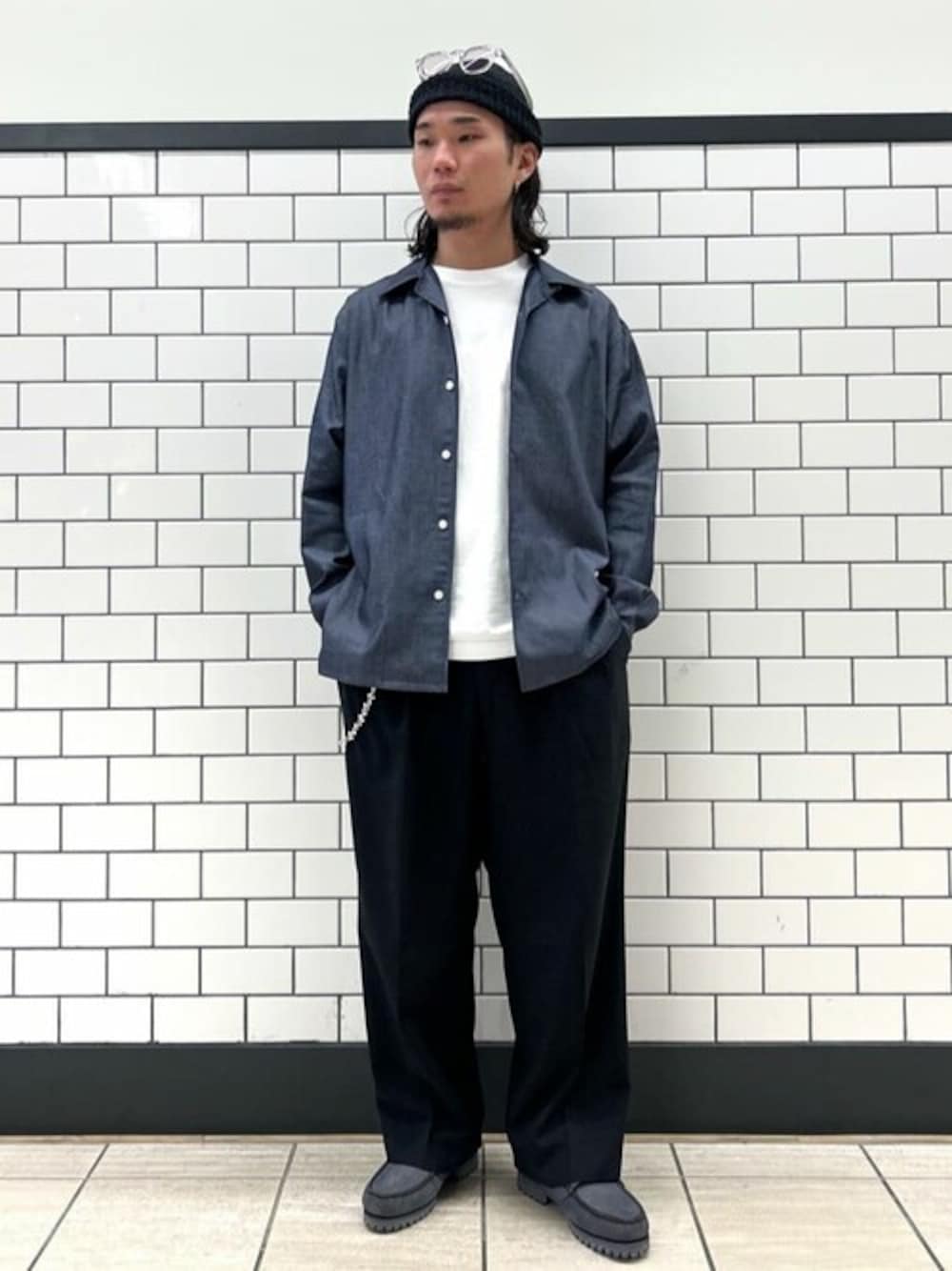 ブルー系のシャツ/ブラウス、ホワイト系のTシャツ/カットソー、グレー系のブーツを着用したメンズの秋コーディネートの1枚目の写真