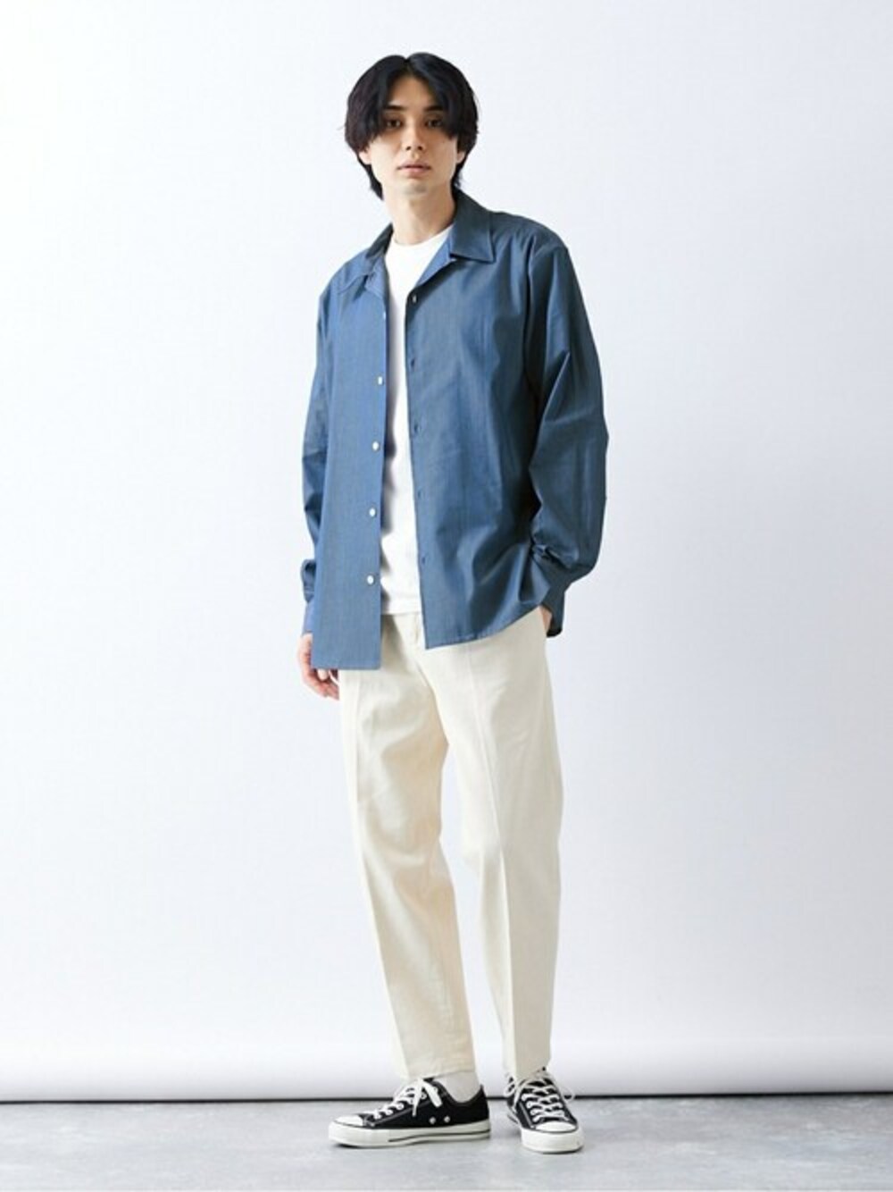 ブルー系のシャツ/ブラウス、ホワイト系のスラックスを着用したメンズの秋コーディネートの1枚目の写真