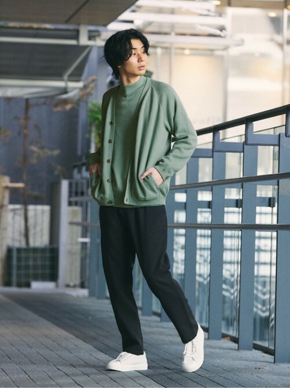 グリーン系のカーディガン/ボレロ、グリーン系のニット/セーターを着用したメンズの秋コーディネートの1枚目の写真