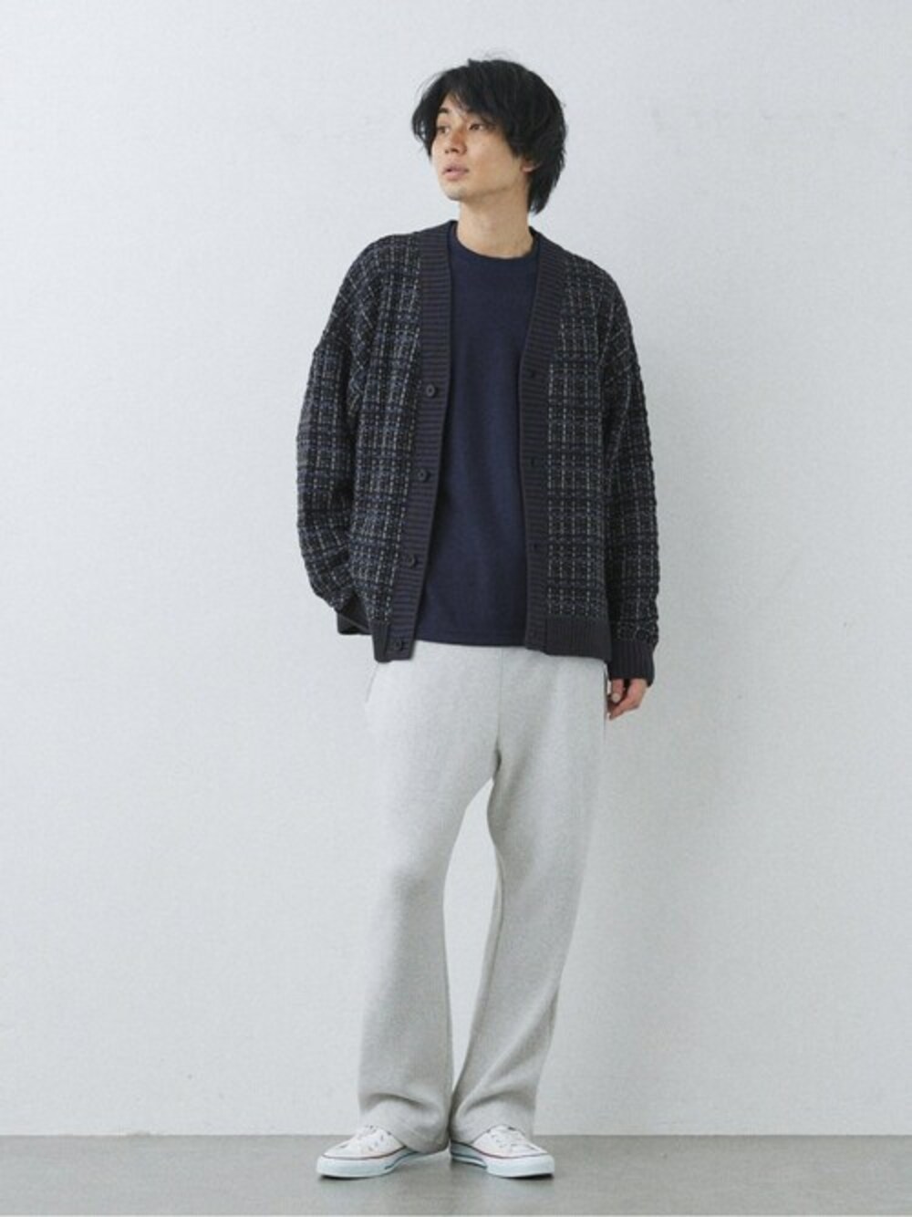 ブラック系のカーディガン/ボレロを着用したメンズの秋コーディネートの1枚目の写真
