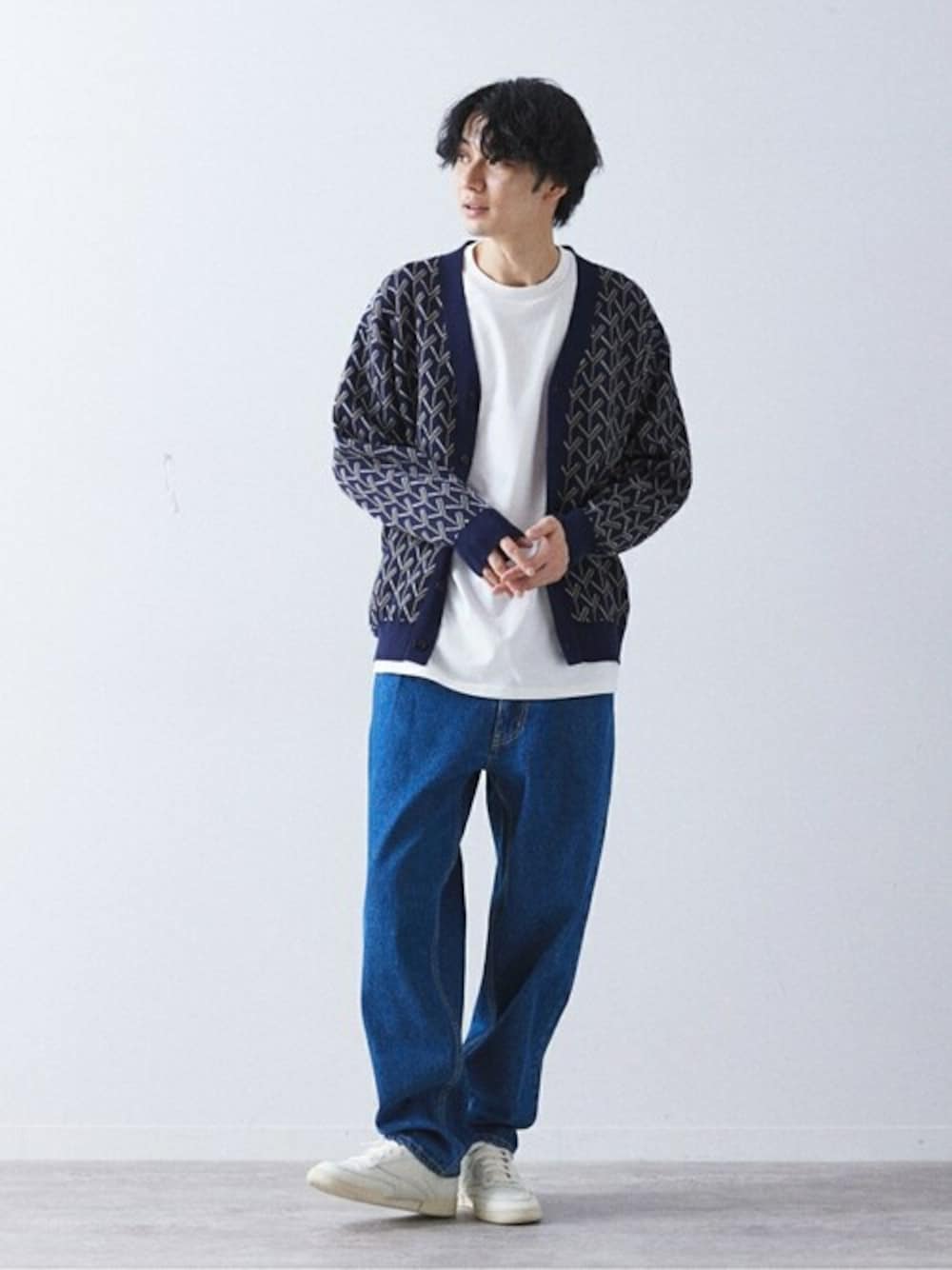 ブルー系のカーディガン/ボレロ、ブルー系のデニムパンツを着用したメンズの秋コーディネートの1枚目の写真