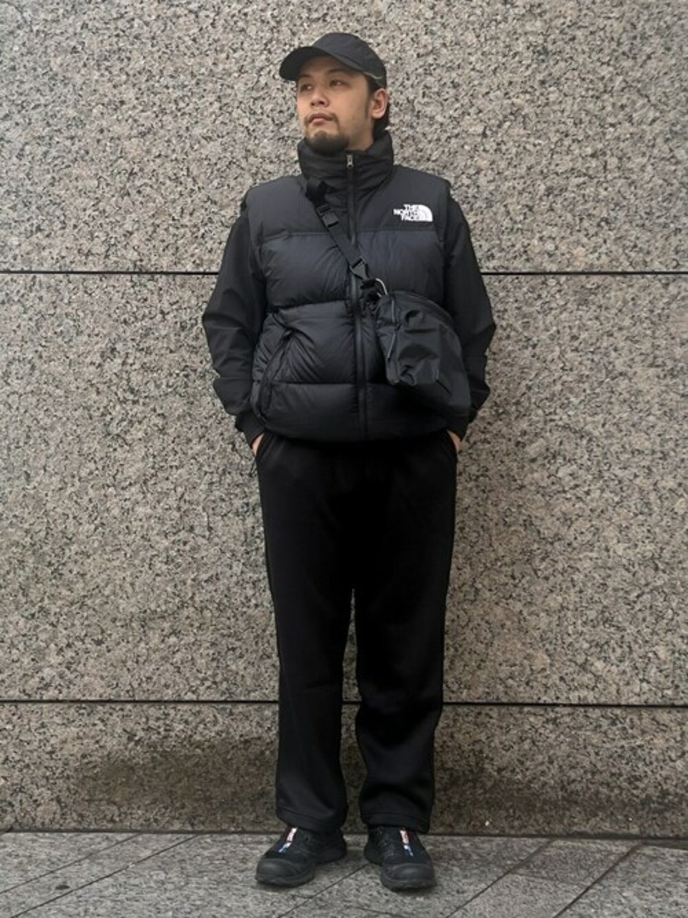 「ダウンベスト、アウトドアスタイル、オールブラック、NEWERA、フリースパンツ、THE NORTH FACE、GRAMICCI、カジュアルコーデ、メンズファッション、ヌプシ」｜「THE NORTH FACEの【THE NORTH FACE / ザ ノースフェイス】Nuptse Vest ND92338（ダウンベスト、ブラック系）」を使った、417 officialさん（メンズ・172cm）の秋コーディネートの1枚目の写真
