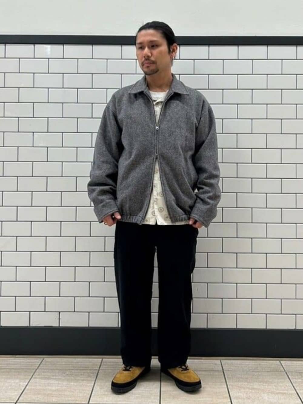 「ブルゾン、モノトーン、休日スタイル、きれいめカジュアル、ストレートパンツ、シンプルコーデ、メンズファッション、秋コーデ」｜「417 EDIFICEの【French Merino / フレンチメリノ】ショートブルゾン（ブルゾン、グレー系）」を使った、417 officialさん（メンズ・166cm）の秋コーディネートの1枚目の写真