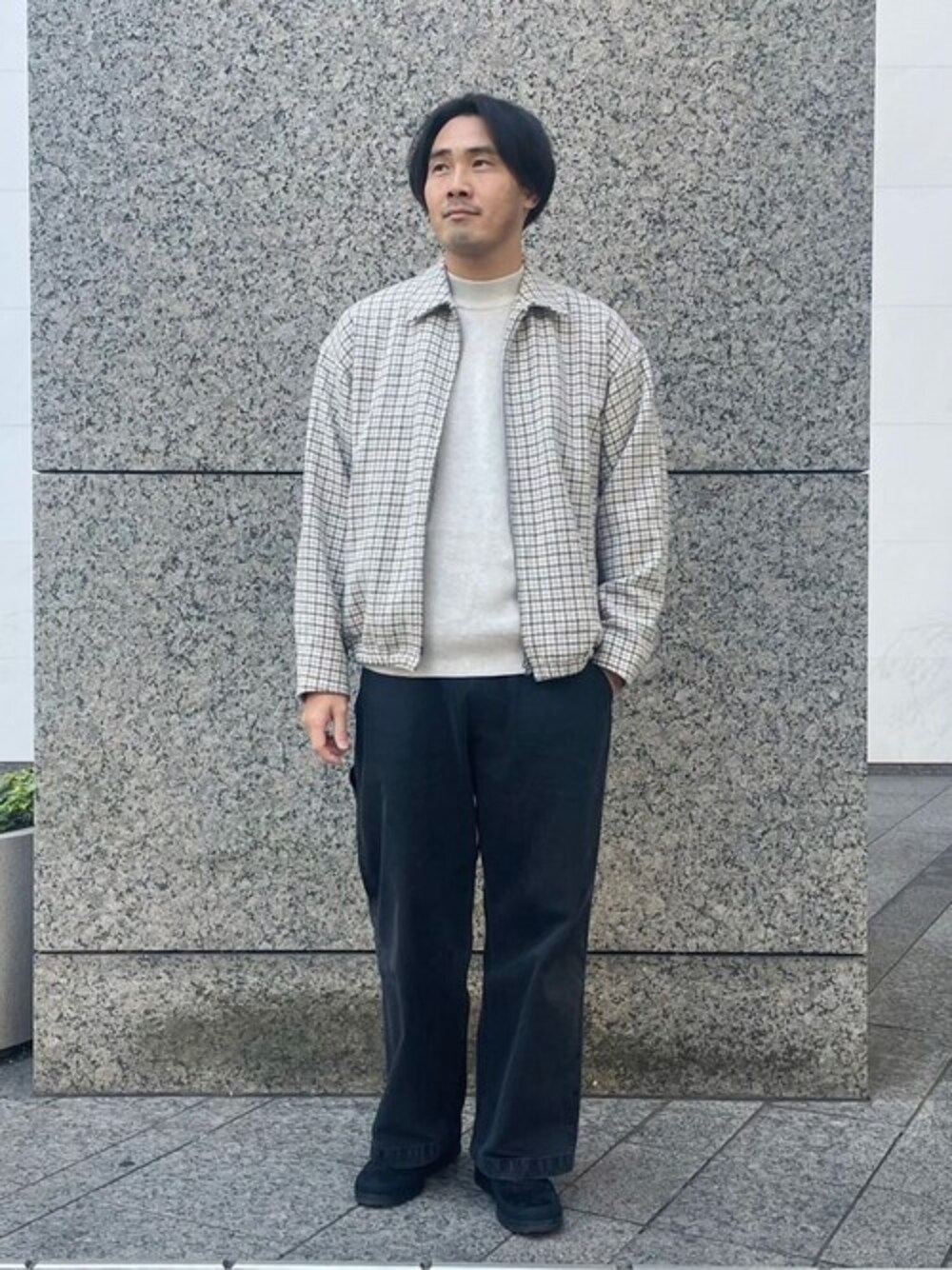 ホワイト系のブルゾン、グレー系のニット/セーター、ブラック系のデニムパンツを着用したメンズの秋コーディネートの1枚目の写真